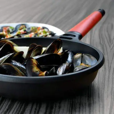 Castey Induction frying pan with removable red handle Sartén Castey Induction con mango desmontable rojo