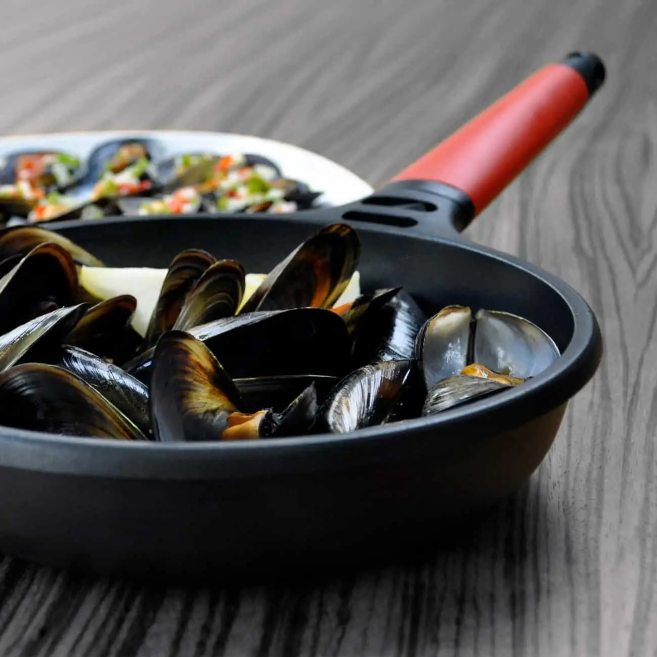 Castey Induction frying pan with removable red handle Sartén Castey Induction con mango desmontable rojo