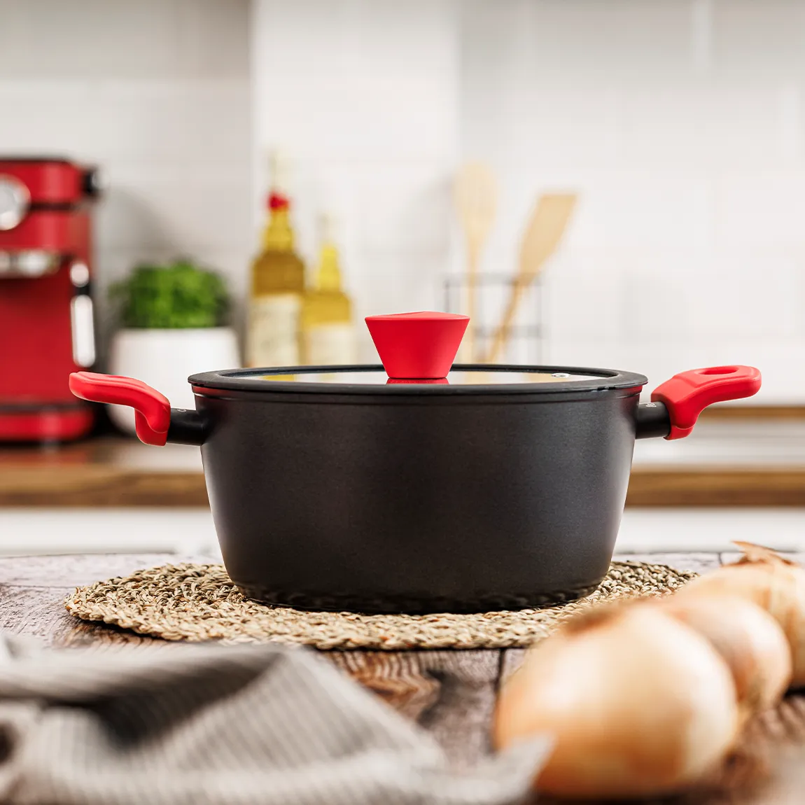 Cacerola alta con tapa de cristal y silicona fabricada con aluminio 100% reciclado