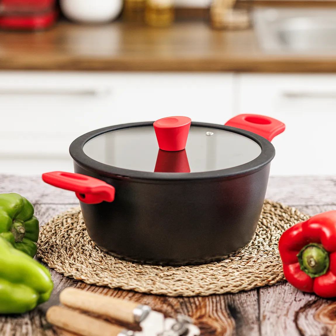 Cacerola alta con tapa de cristal y silicona fabricada con aluminio 100% reciclado