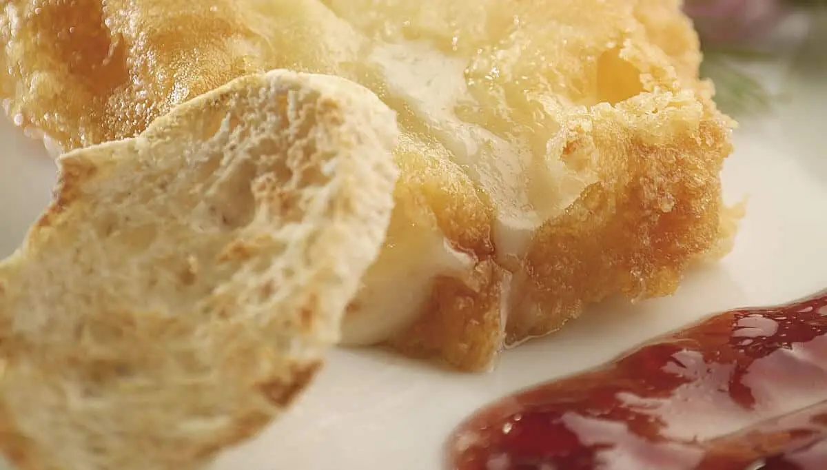 queso-taleggio-rebozado-con-confitura-de-arandanos