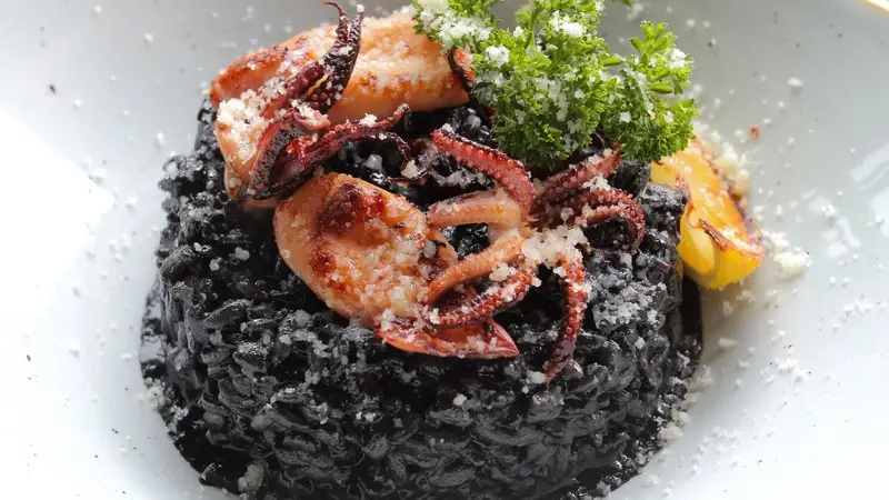 Arroz negro con chipirones