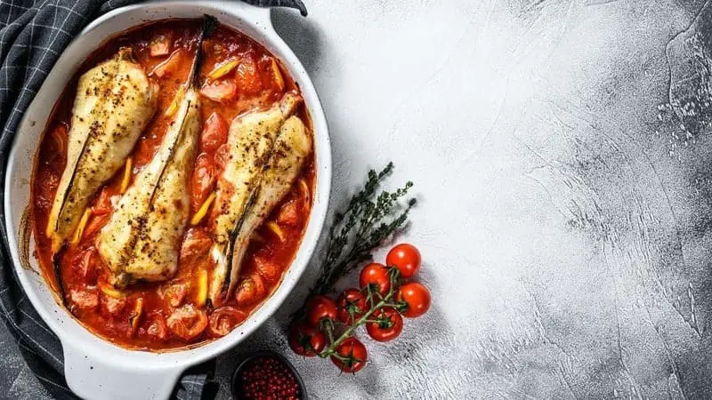 Rape con salsa de tomate
