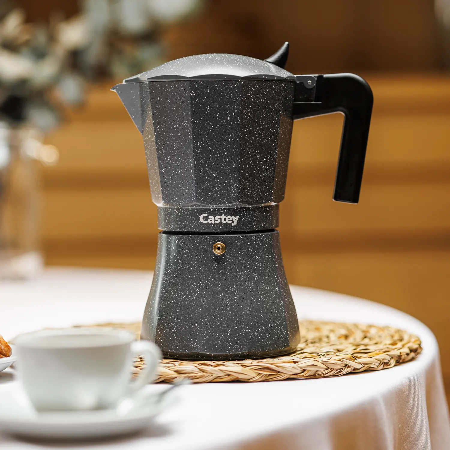 Cafetera italiana de aluminio apta para inducción, disponible en 6, 9 y 12 tazas.