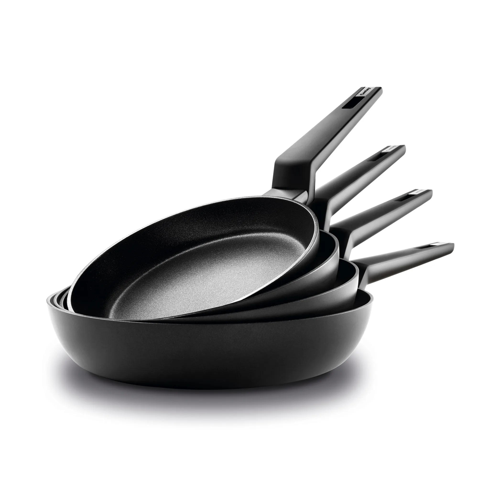 Set de 4 sartenes antiadherentes con recubrimiento sin PFOA y partículas de titanio, aptas para inducción y todo tipo de cocinas.