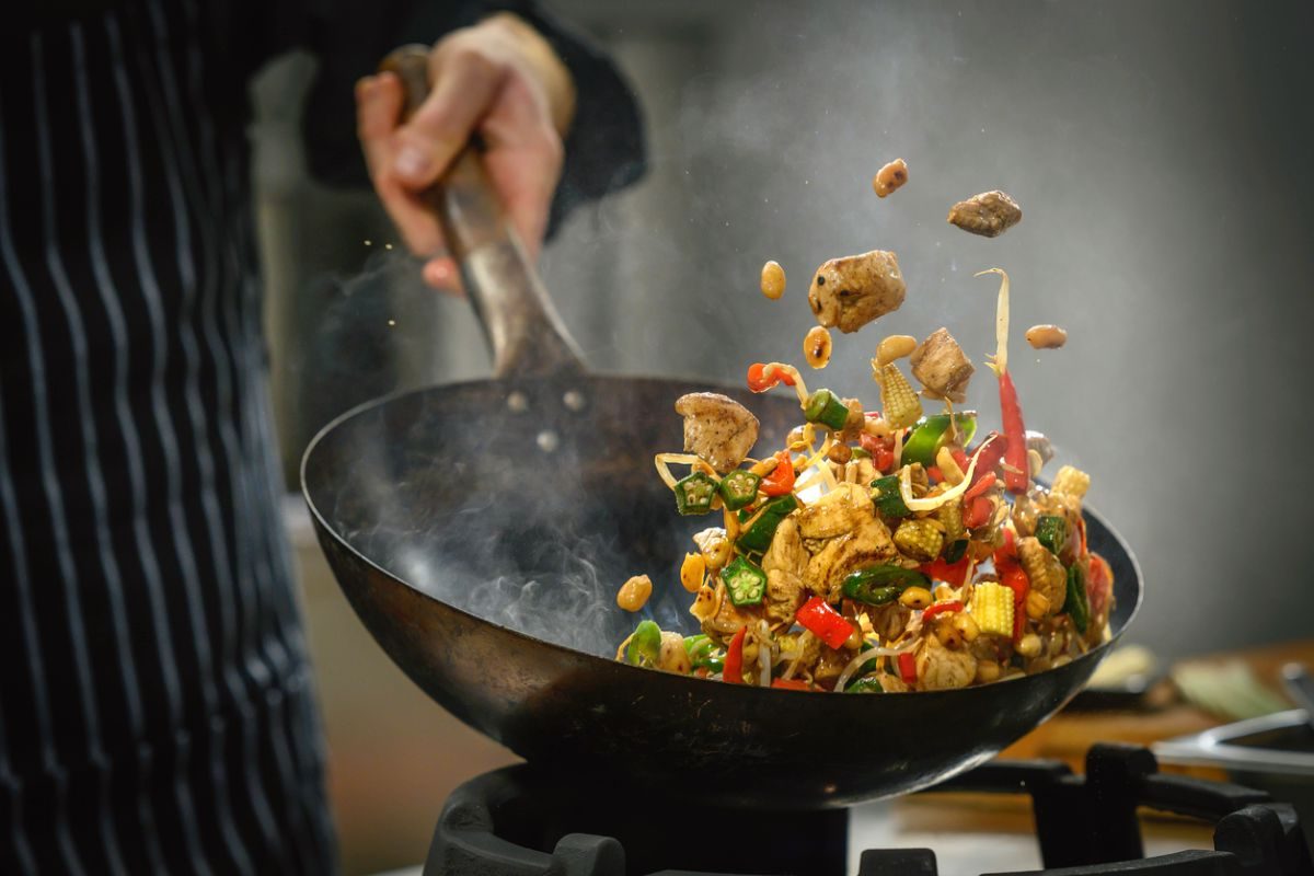 Wok de pollo con verduras salteadas