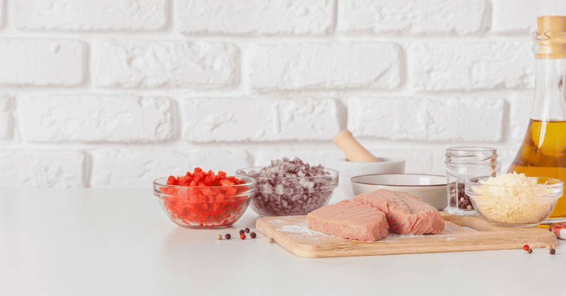 ingredientes para berenjenas rellenas de atún: atún, cebolla morada, pimiento rojo, queso rallado y aceite de oliva.