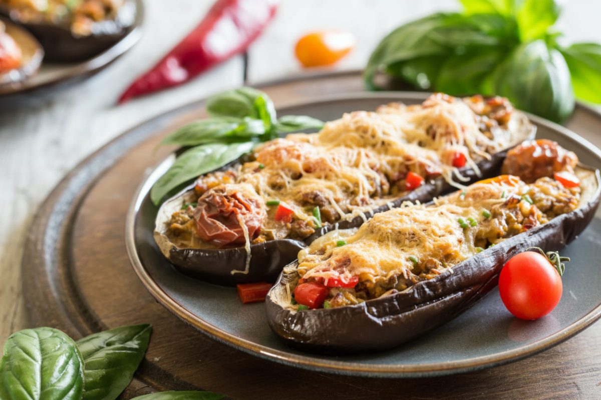 Berenjenas rellenas de atún con pimientos y queso gratinado, receta saludable al horno.