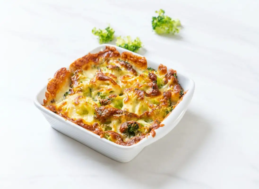 Plato de brócoli con bechamel gratinado al horno con queso dorado y crujiente