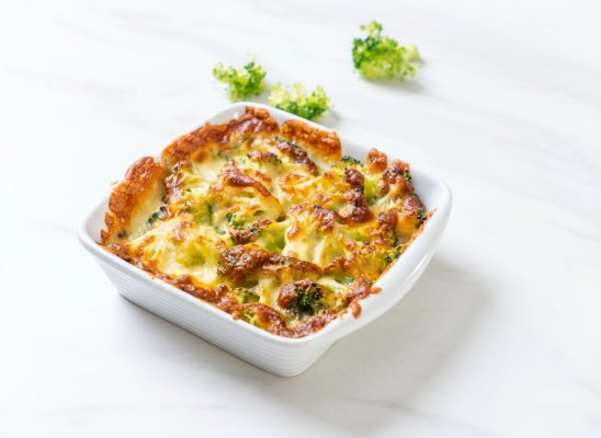 Plato de brócoli con bechamel gratinado al horno con queso dorado y crujiente